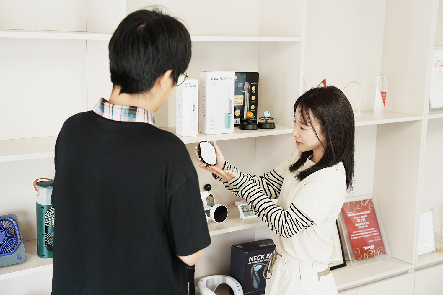 商品を見極めるショールーム